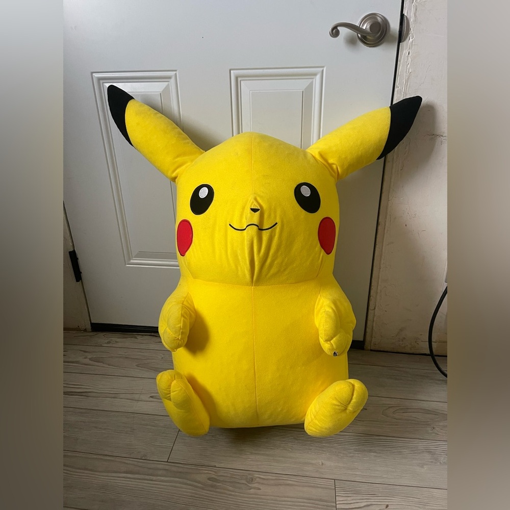 Rare Extra Large Pikachu - Picture 2 of 3